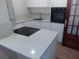 Encimera y chapeado en Silestone Blanco City
