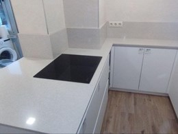 Encimera y chapeado en Silestone Blanco City