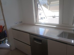 Encimera y chapeado en Silestone Persian White