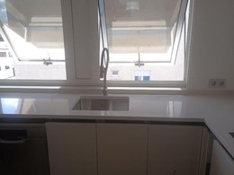 Encimera y chapeado en Silestone Persian White