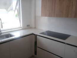 Encimera y chapeado en Silestone Persian White