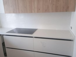 Encimera y chapeado en Silestone Persian White