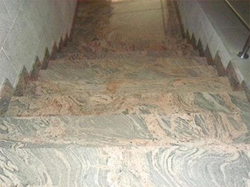 Escaleras de edificio en antiguo granito