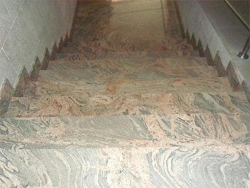 Escaleras de edificio en antiguo granito